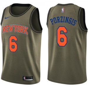 Maillot De Porzingis Knicks Homme vert #6 Salute to Service Nike